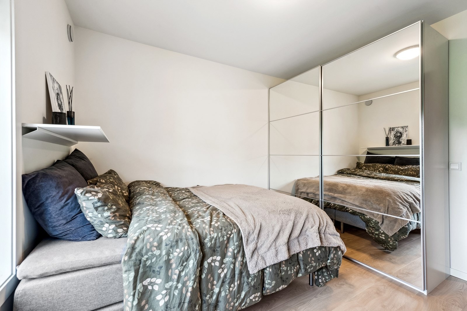 Soverommet har praktisk skyvedørsgarderobe. Galleribilde