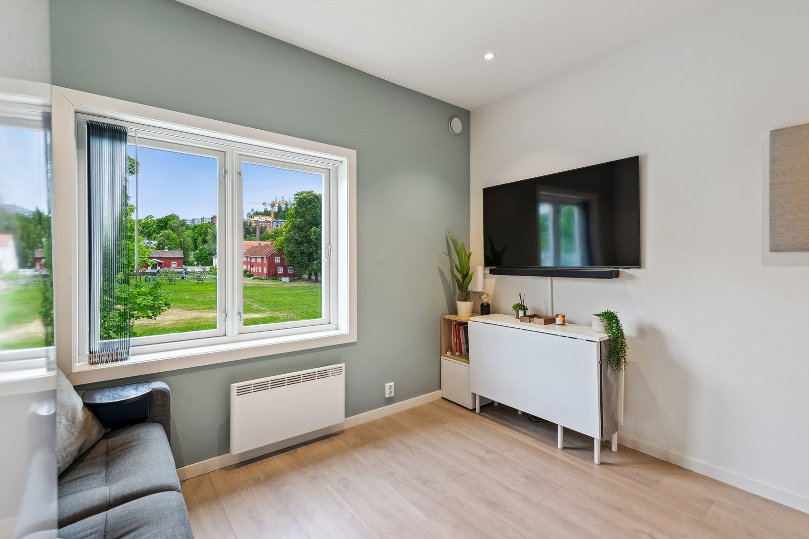 Stue med hyggelig utsikt mot Gjøvik gård. Galleribilde