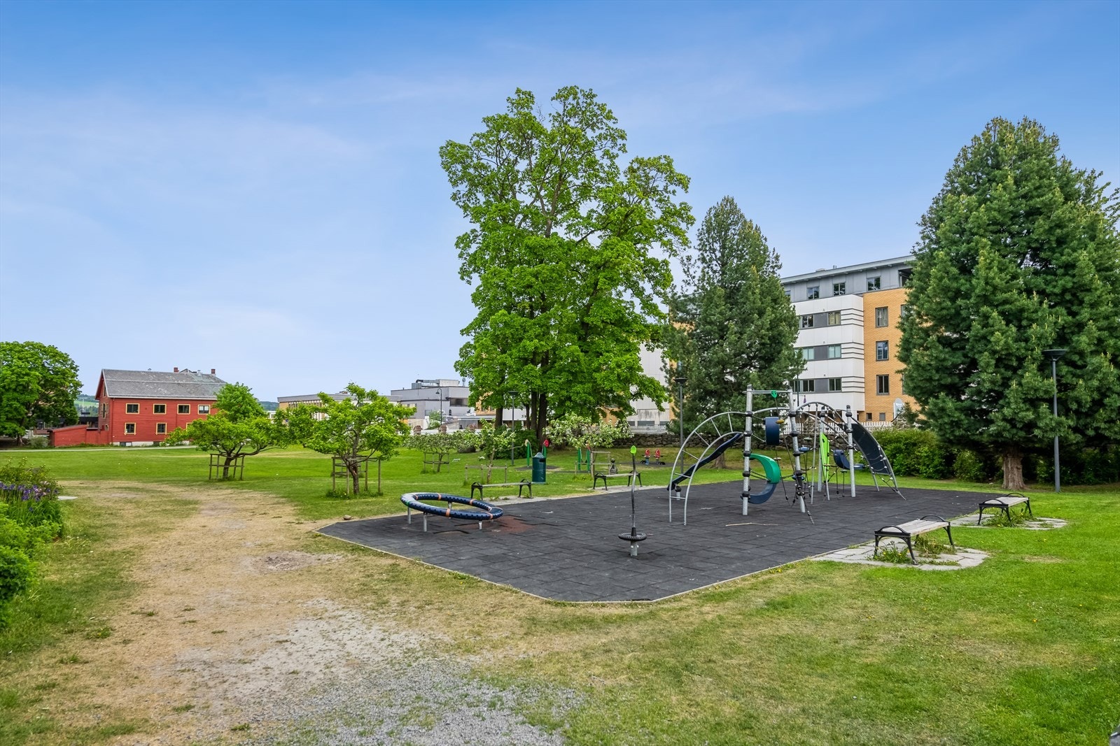 Gjøvik gård som nærmeste nabo. Galleribilde