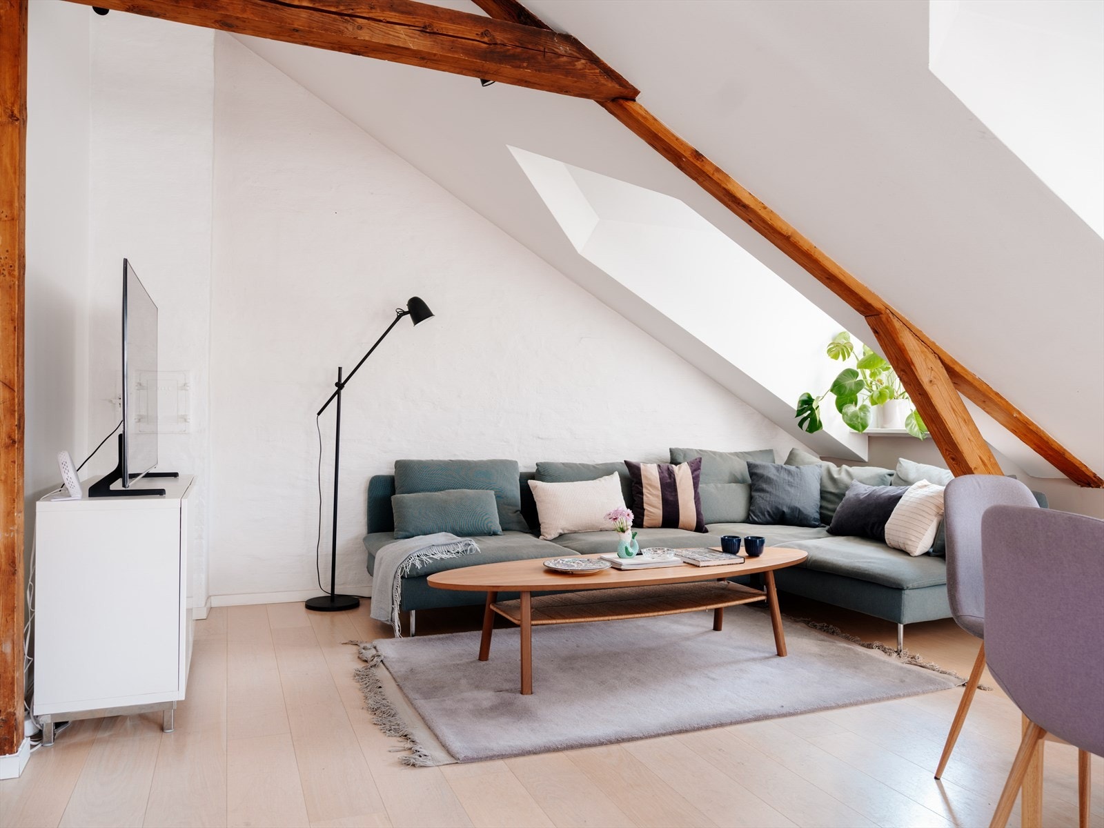 Hyggelig stue med god plass til sofagruppe, tv-møbler og spisebord. Galleribilde