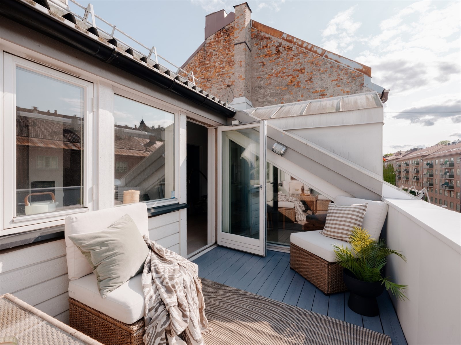 Det er god plass til ulike utemøbler, planter og grill Galleribilde