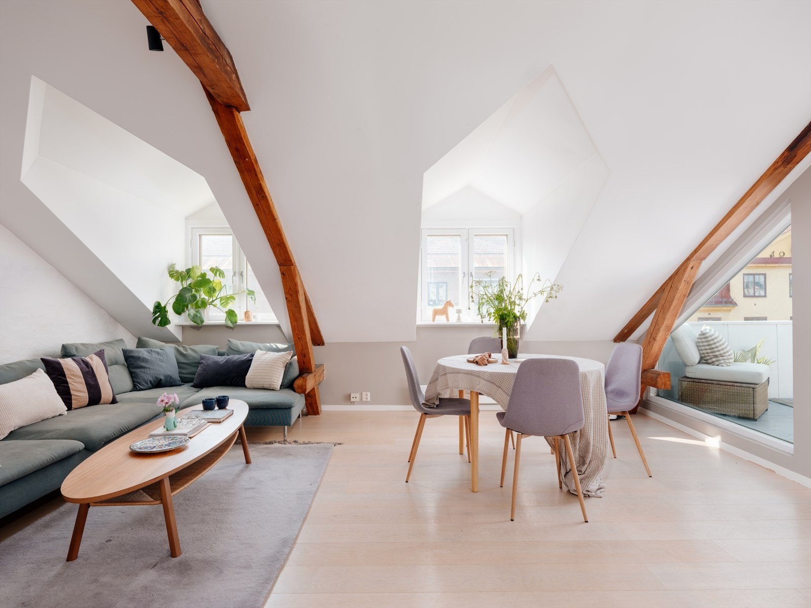 Den gode takhøyden gir en romslig følelse, og planløsningen gir mange muligheter for møblering etter eget ønske Galleribilde