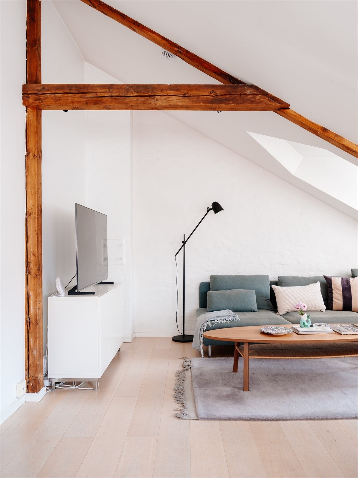 Hele leiligheten er malt i lyse og delikate fargetoner Galleribilde