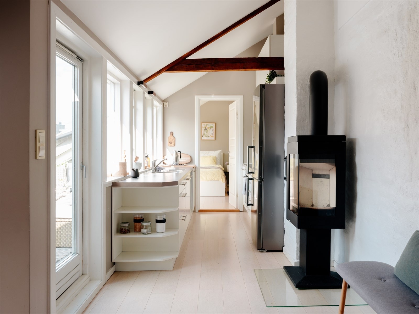 De store vindusflatene slipper inn rikelig med dagslys Galleribilde