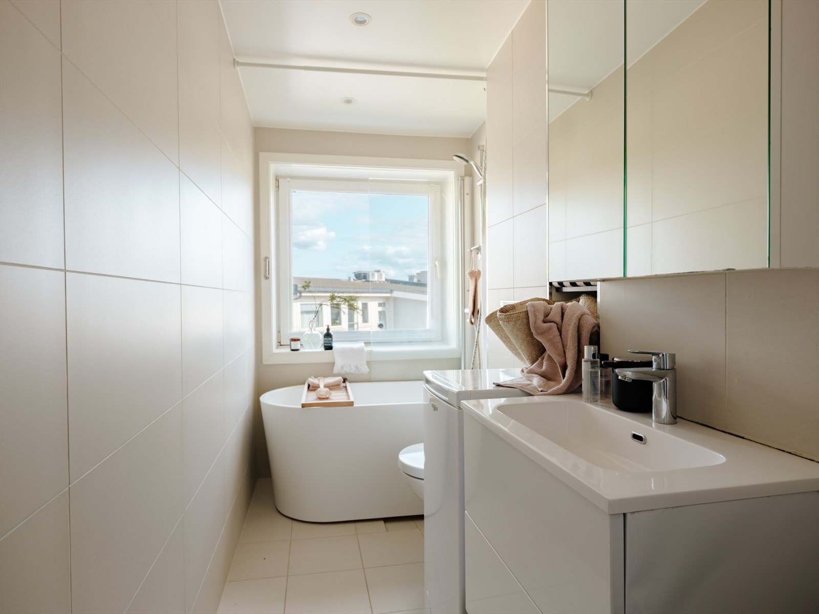 Badet ble oppgradert i 2016 og er innredet med badekar med dusjløsning, toalett og opplegg for vaskemaskin. Galleribilde