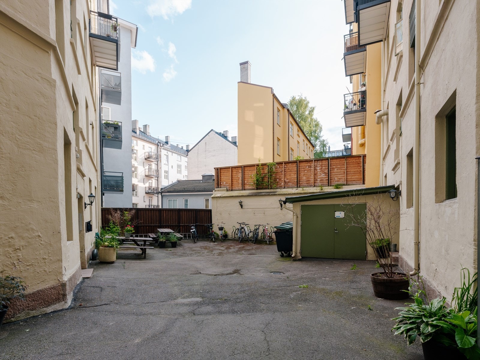 Lukket bakgård med sittegrupper og sykkelparkering Galleribilde