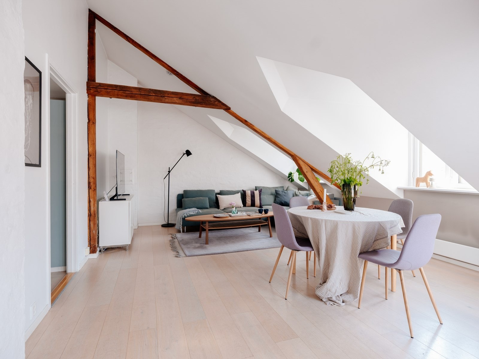 En svært delikat og innbyende 3-roms loftsleilighet med en sentral beliggenhet ved Alexander Kiellands plass. Galleribilde