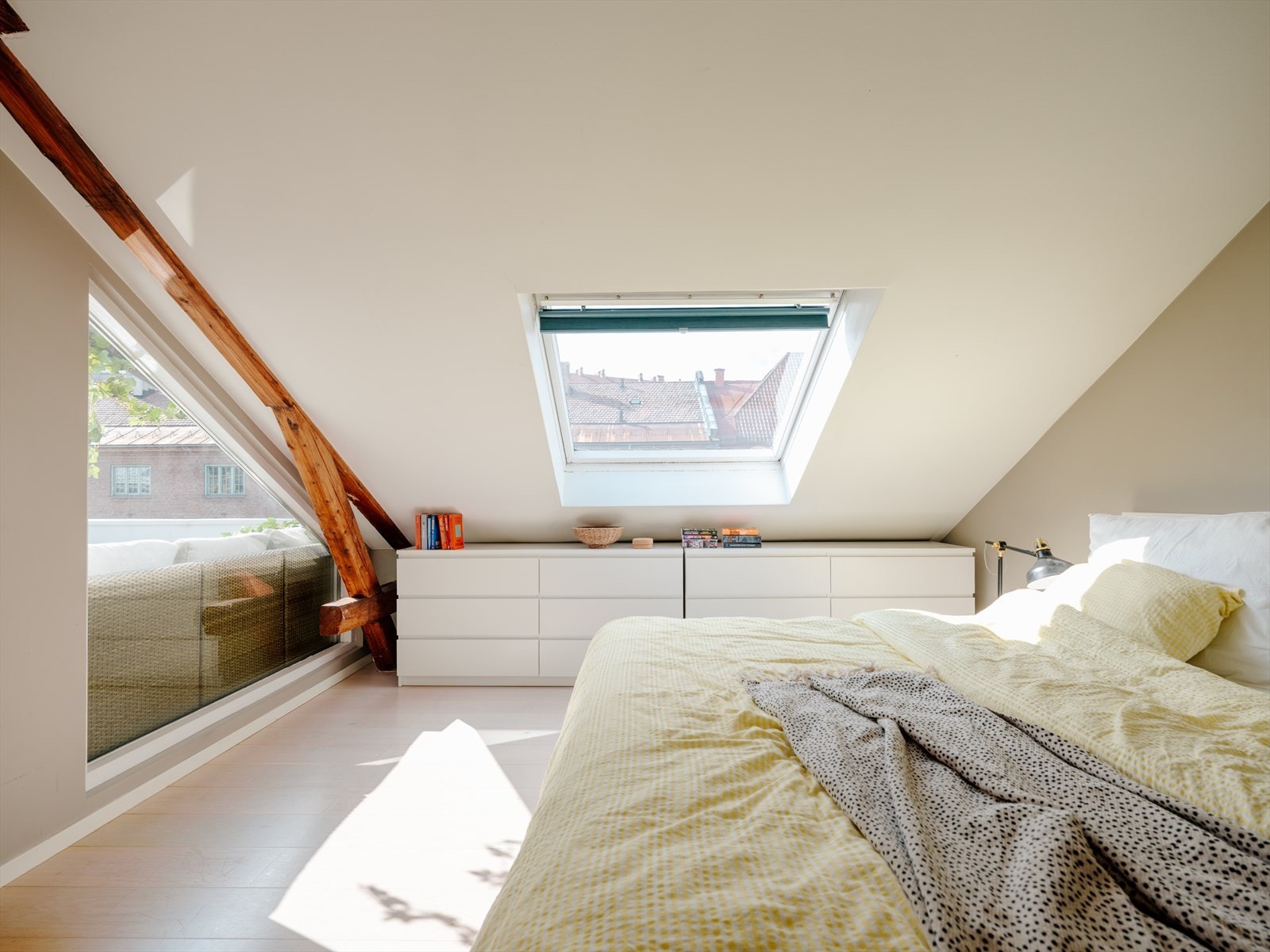 Det slippes godt inn med naturlig lys fra flere sider Galleribilde