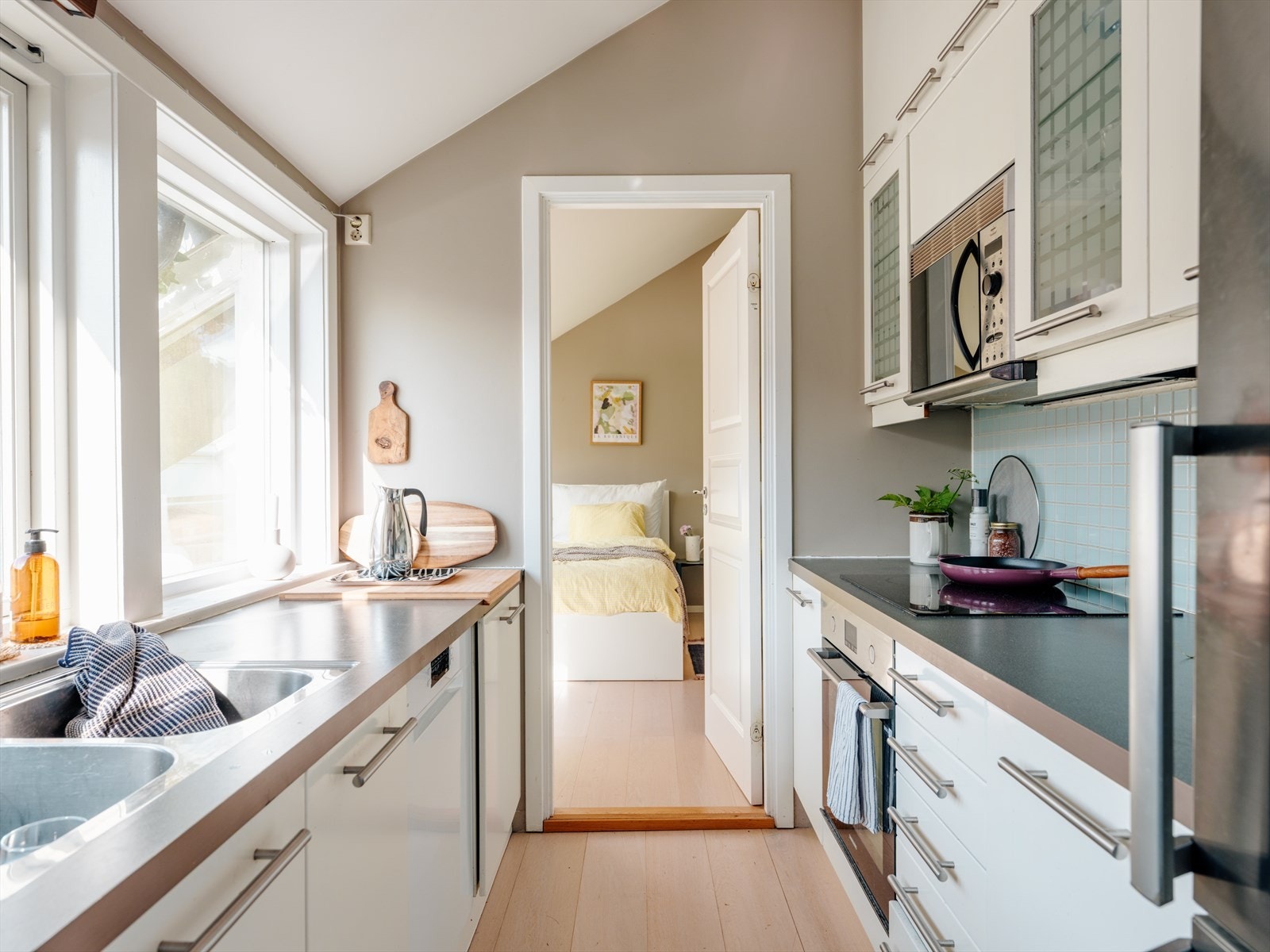 Kjøkkenet er utstyrt med integrert stekeovn, platetopp, oppvaskmaskin og mikrobølgeovn, samt plass til kjøl/fryseskap Galleribilde