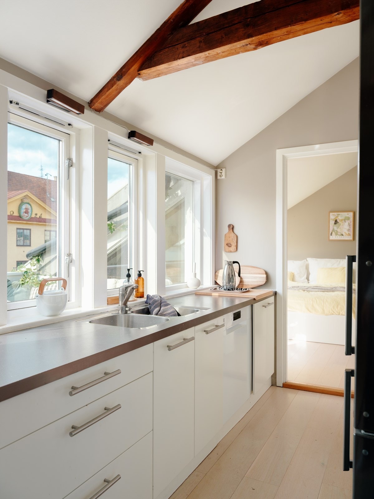 Kjøkkenet fra 2006 er pent vedlikeholdt og praktisk utformet med god skap- og benkeplass Galleribilde