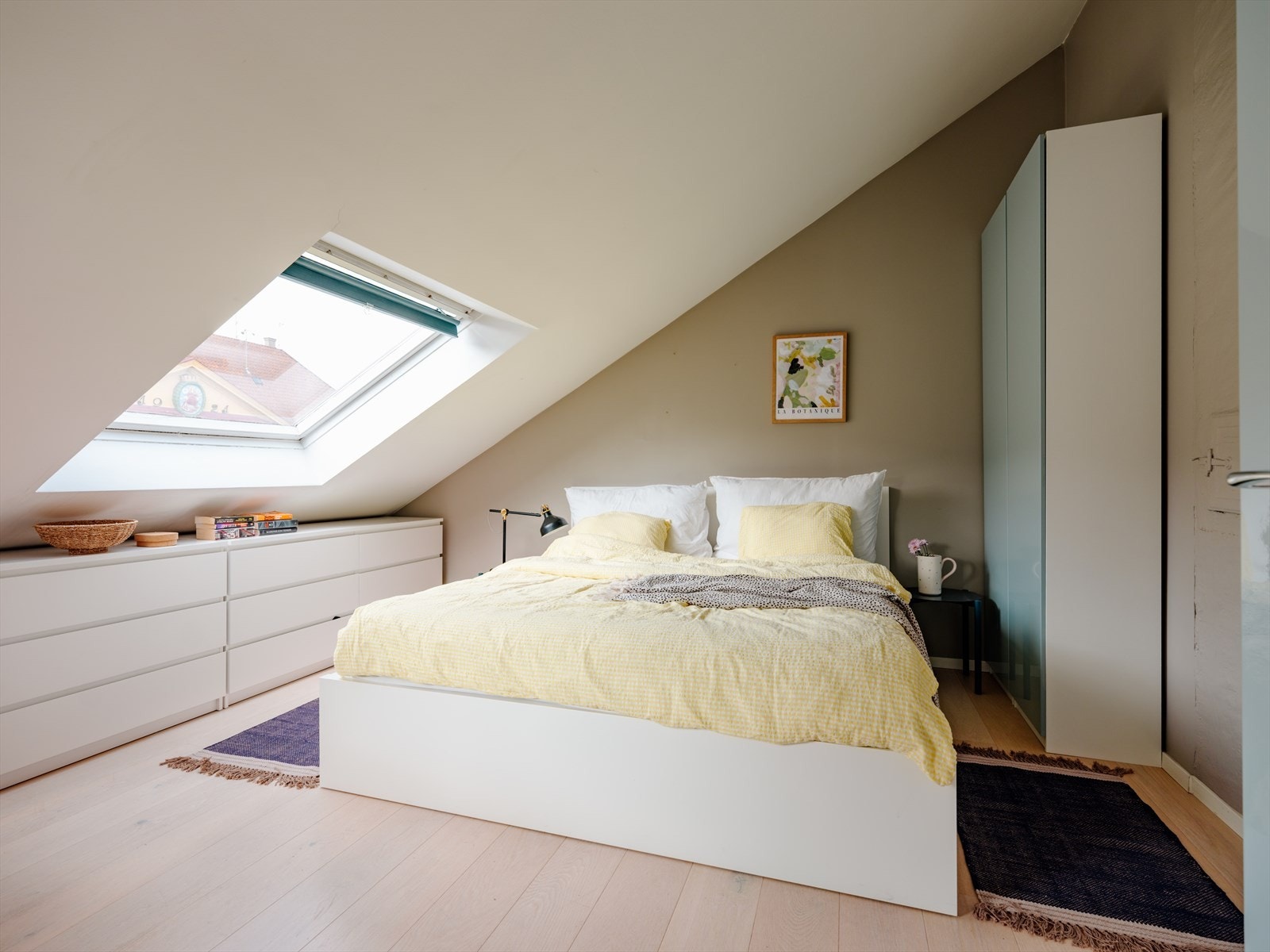 Det romslige hovedsoverommet har plass til både dobbeltseng og garderobeskap Galleribilde