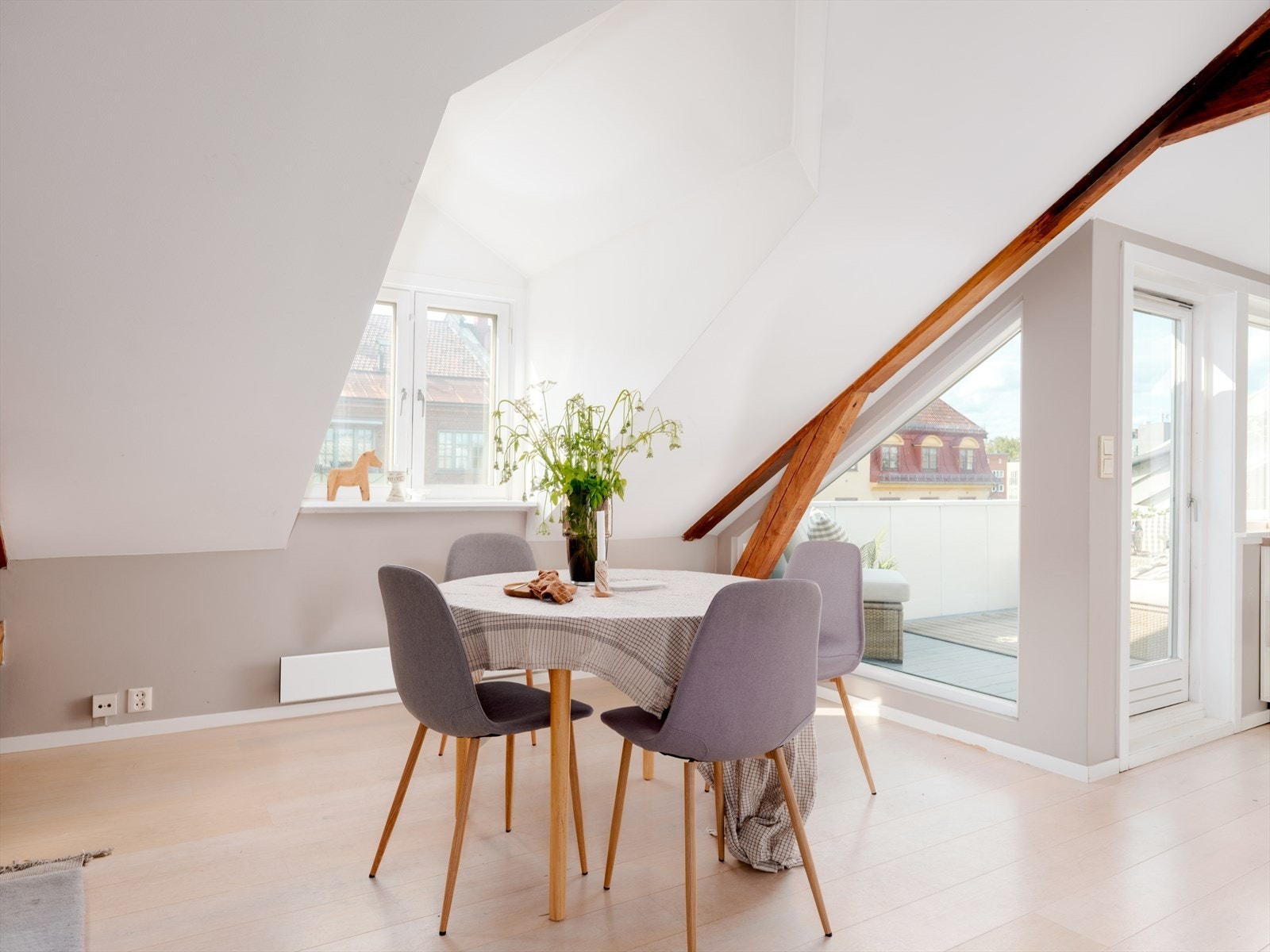 Det er god plass til å samle venner og familie rundt spisebordet Galleribilde