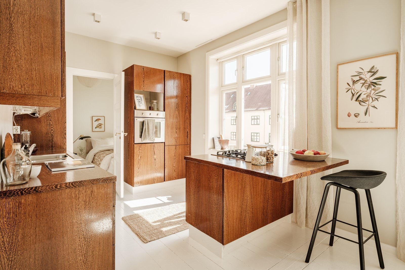 Unikt kjøkken med god skap- og benkeplass. Galleribilde