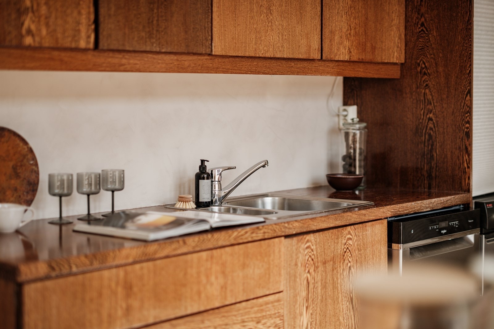 Legg merke til den stilige kjøkkeninnredningen. Hvitevarene medfølger, også vaskemaskinen. Galleribilde