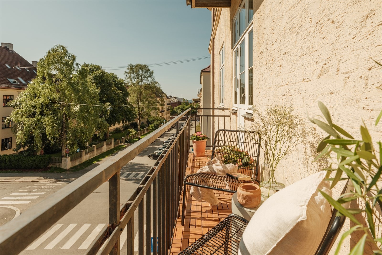 Utgang fra kjøkkenet til en herlig brannbalkong med gode solforhold på dagen. Galleribilde