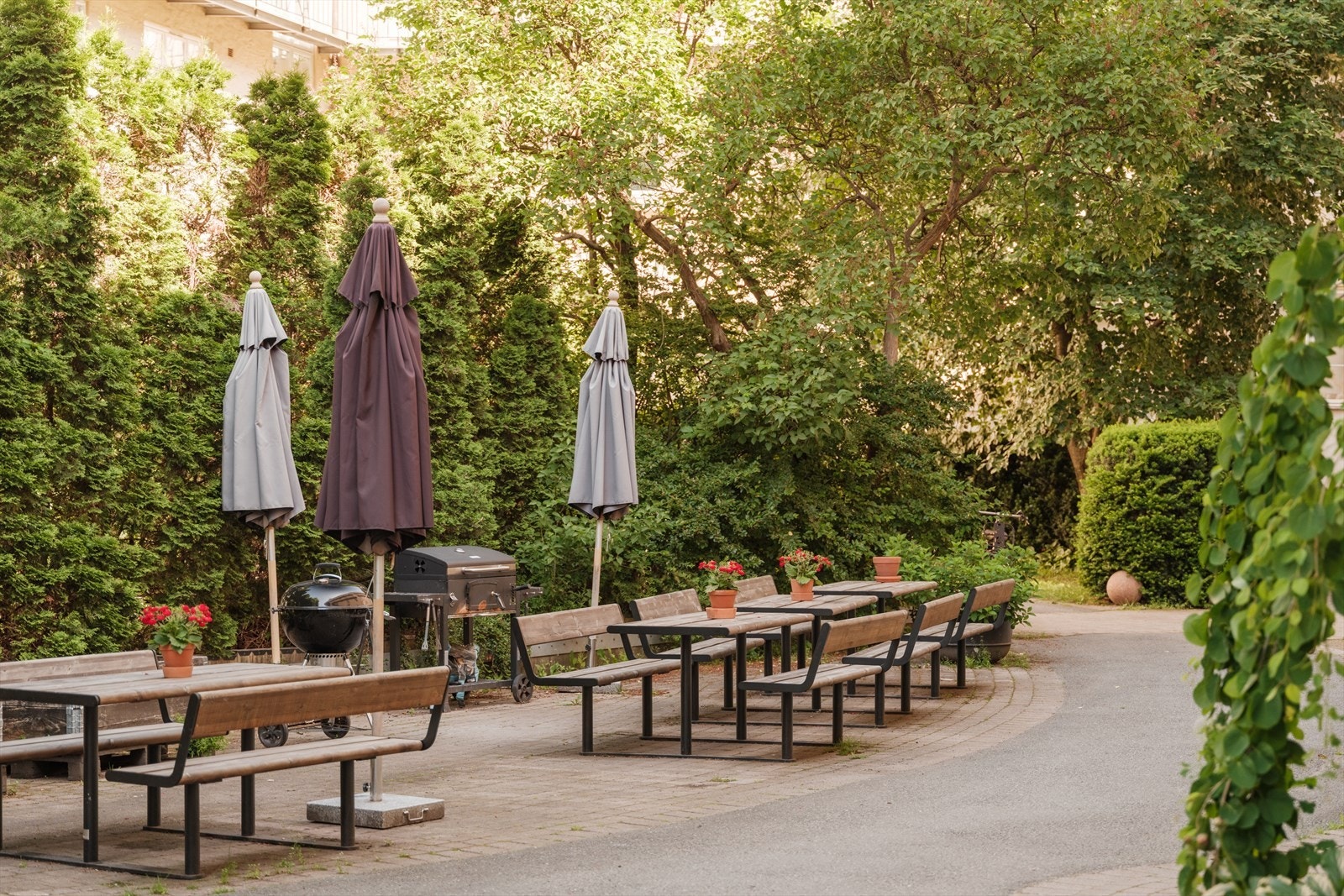 Borettslaget har et hyggelig indre gårdsrom med utemøbler, trær og beplantning. Galleribilde