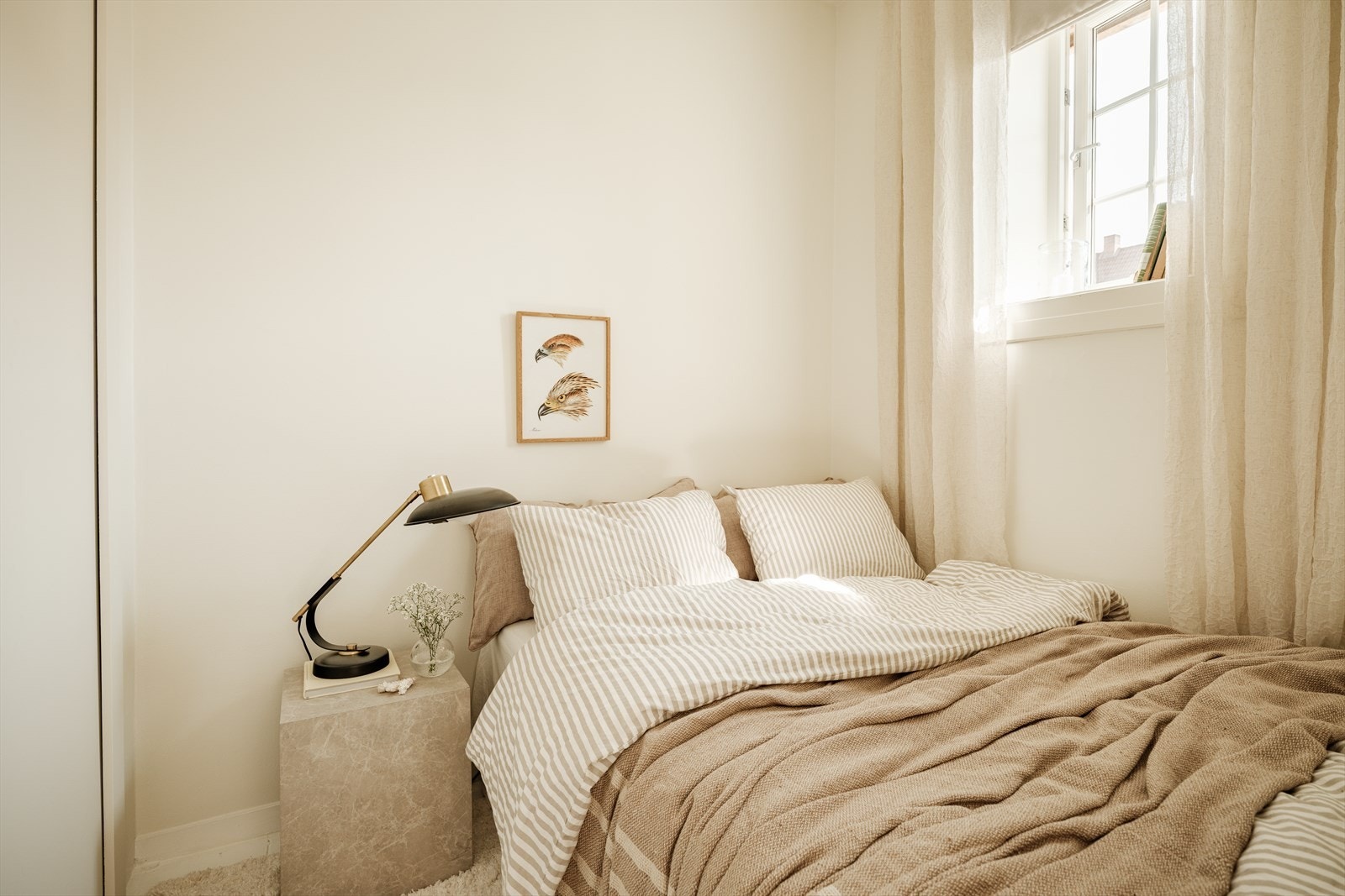 Soverommet er innbydende med malt tregulv og nymalte vegger. Det er plass til dobbeltseng, nattbord og skyvedørsgarderobe. Galleribilde