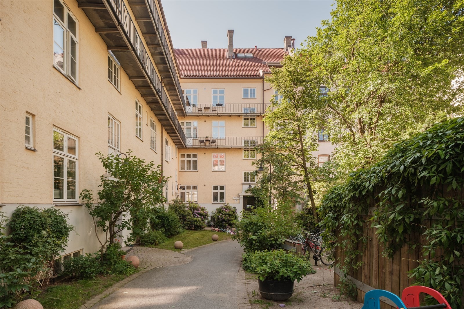 Borettslaget har et hyggelig indre gårdsrom med utemøbler, trær og beplantning. Galleribilde