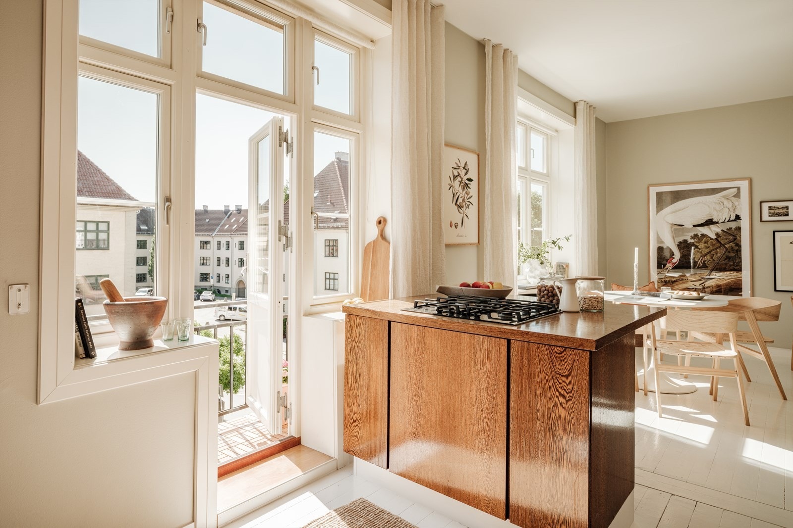 Store vindusflater gjør rommet lyst og hyggelig. Galleribilde