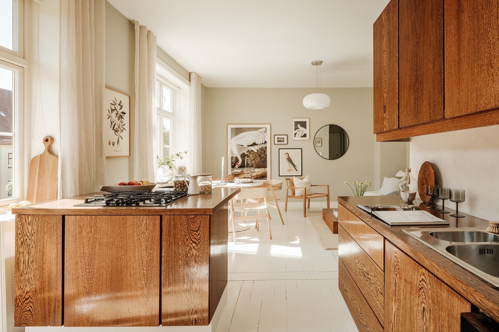 Her bor man sentralt, men allikevel tilbaketrukket, med nærhet til urbant byliv og store, flotte grøntområder. Leiligheten ligger i byggets 3. etasje og vender i sin helhet mot blindvei, og oppleves dermed skjermet og rolig. Galleribilde