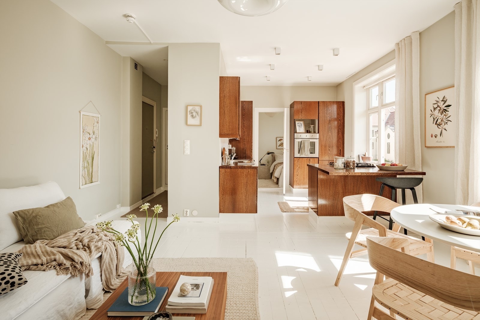 Legg merke til alt det naturlige lyset som skinner inn i leiligheten fra de store vinduene. Galleribilde