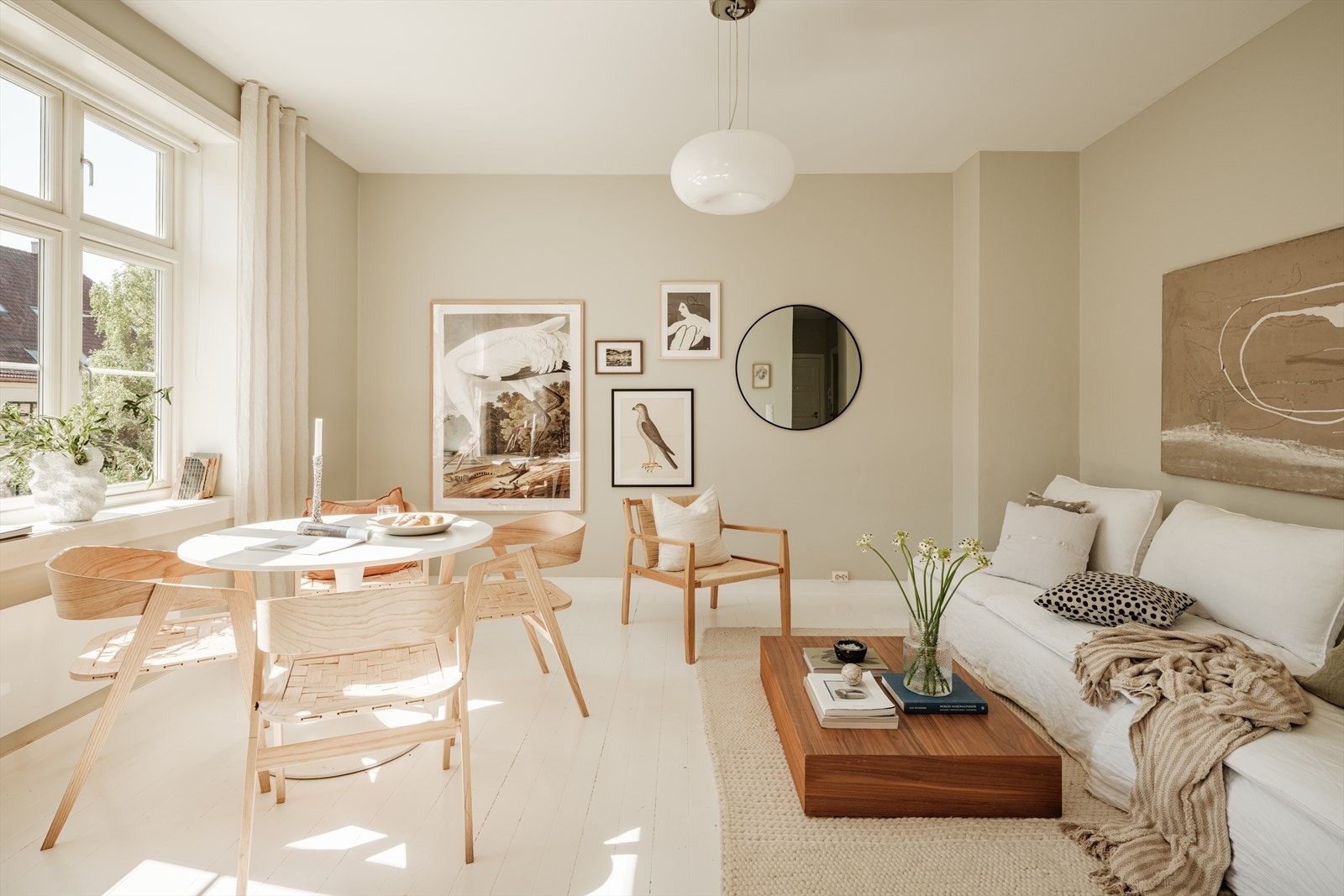 Stuen ligger i delvis åpen løsning mot kjøkkenet. Rommet er enkelt å innrede med både sofagruppe og spisebord, i tillegg har man god plass til å sette opp hylleløsninger for ekstra oppbevaringsmuligheter. Galleribilde