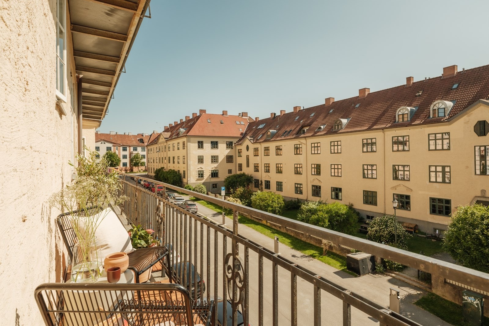 Hele leiligheten vender mot Omsens gate, som er en rolig gate på Torshov. Galleribilde