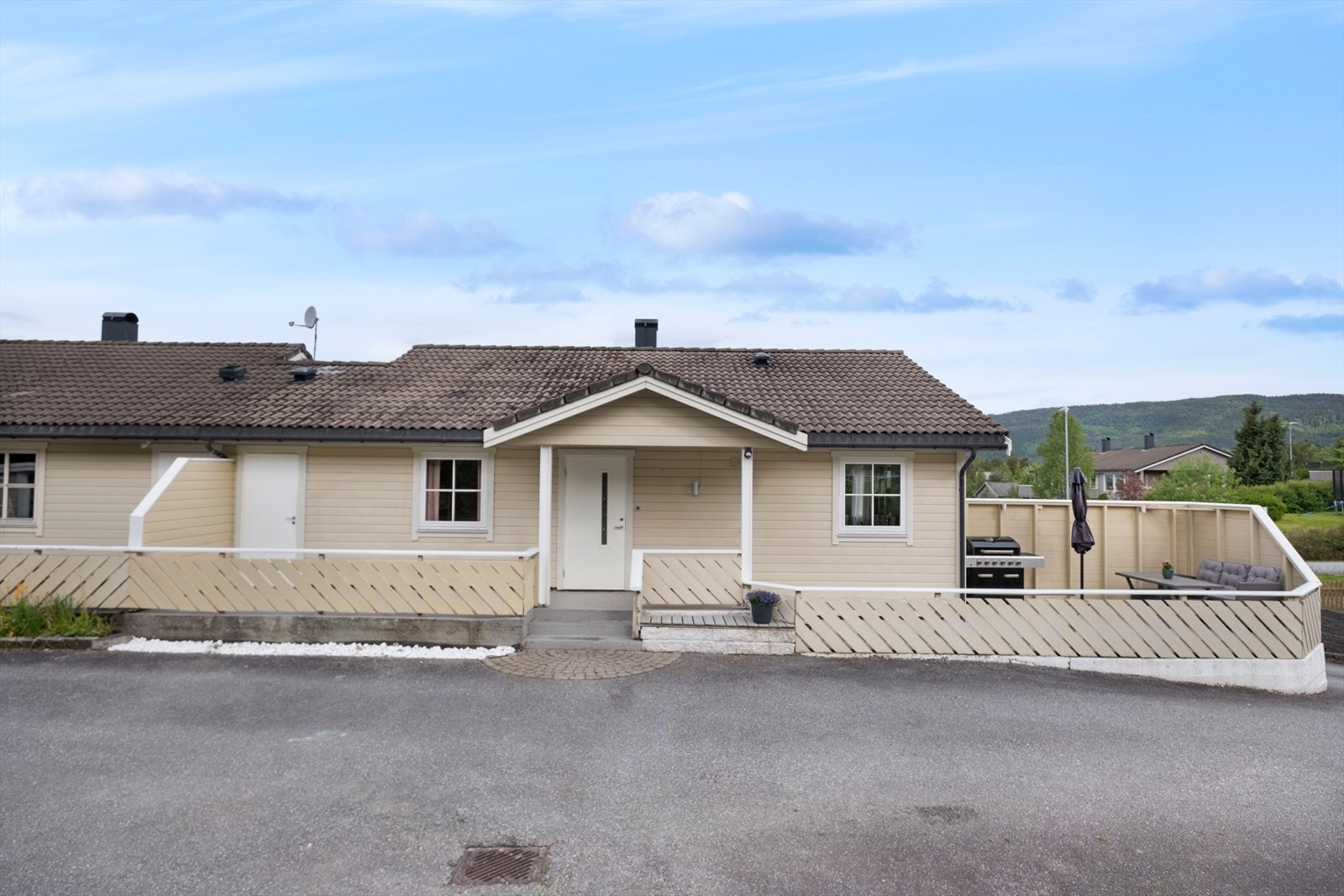 Terrasse mot øst og sør på ca 32 kvm med gode solforhold. Tilkomst fra terrasse til utvendig bod på ca 9 kvm hvor det også er innlagt strøm Galleribilde