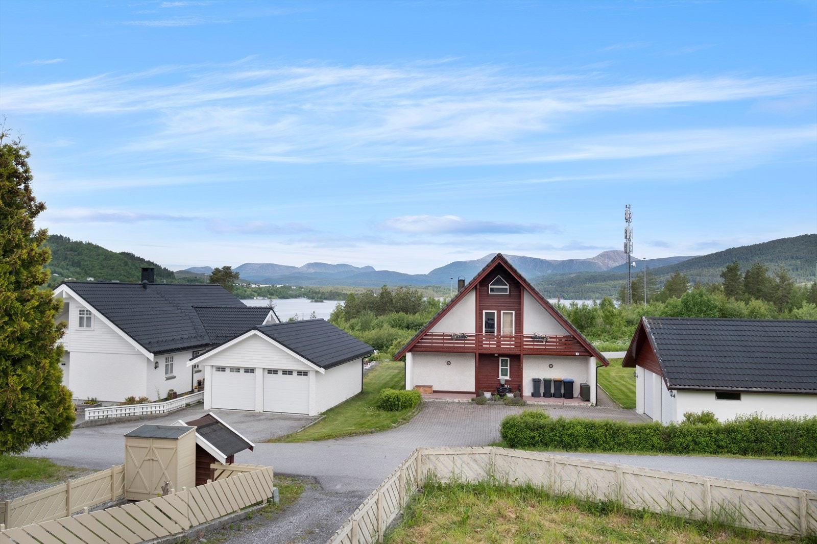 Fin utsikt mot sjø og fjell Galleribilde