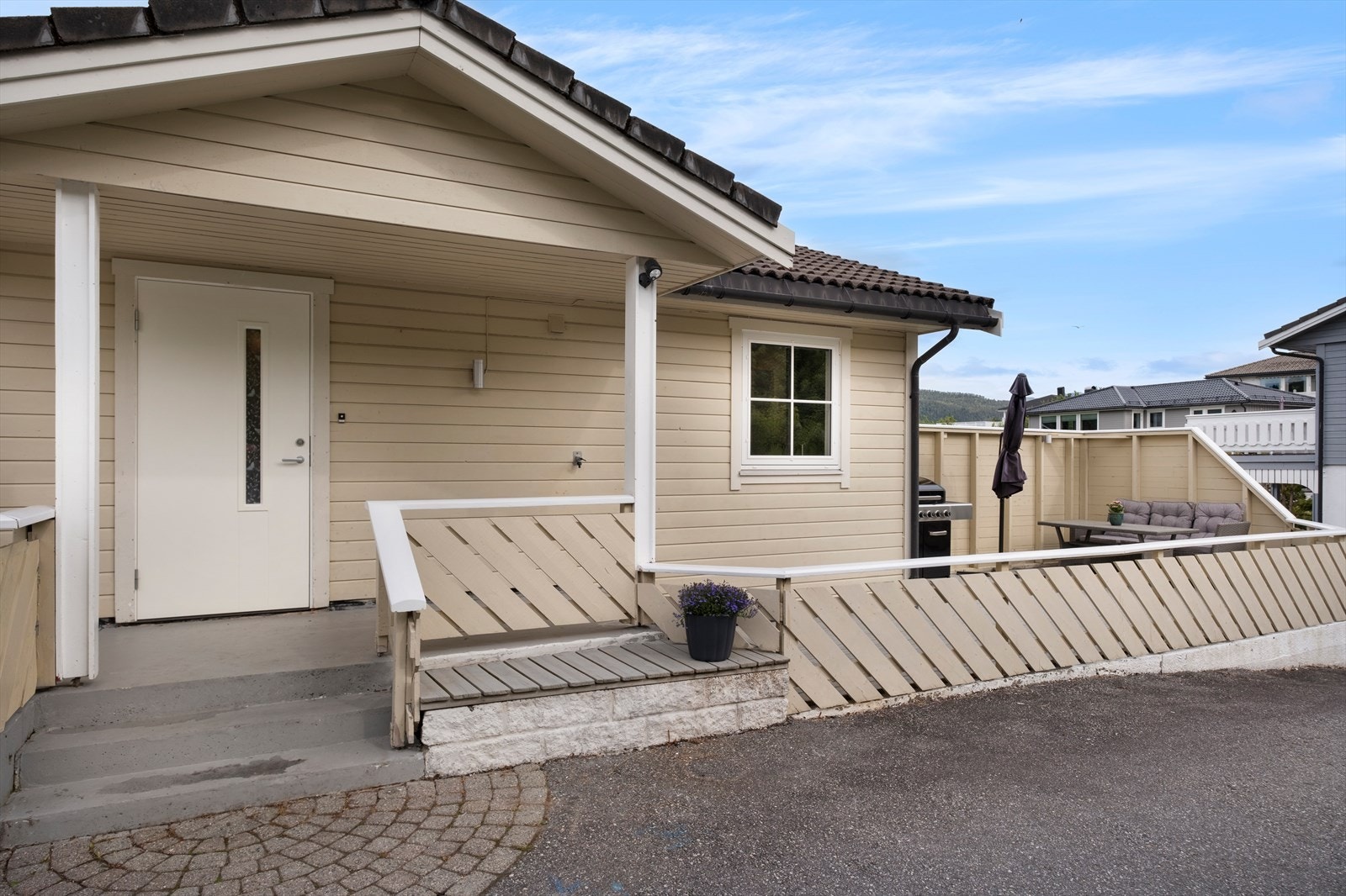 Overbygd inngangsparti. Velkommen inn! Galleribilde