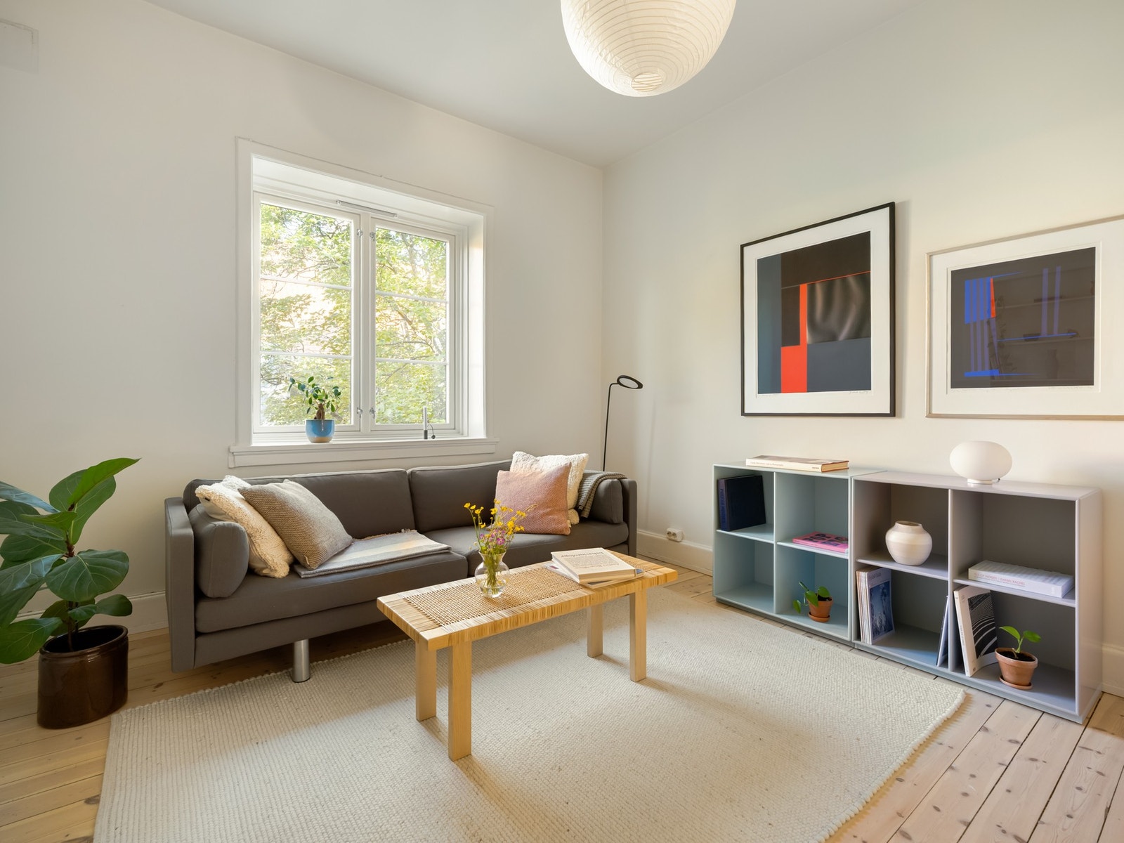 Leiligheten har to store oppholdsrom, og vi fortsetter med den koselige dagligstuen. Galleribilde