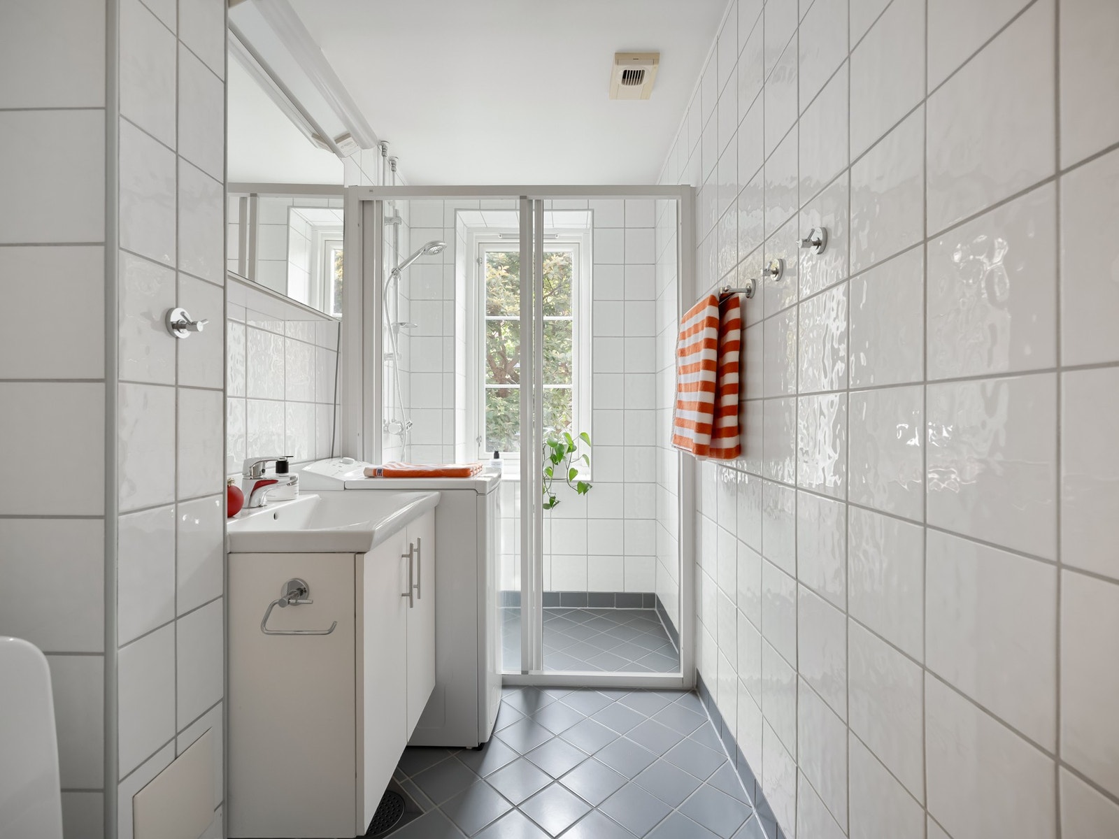 Badet er innredet med dusjnisje, servant med skapinnredning og speil. Det er også plass og opplegg til vaskemaskin her inne. Vaskemaskinen følger også med. Galleribilde