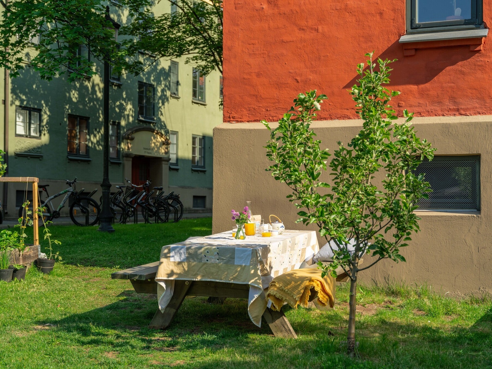 Det er frodige bakgårdsrom rundt blokkene, hvor det også er flere sittegrupper til glede for beboerne. Galleribilde