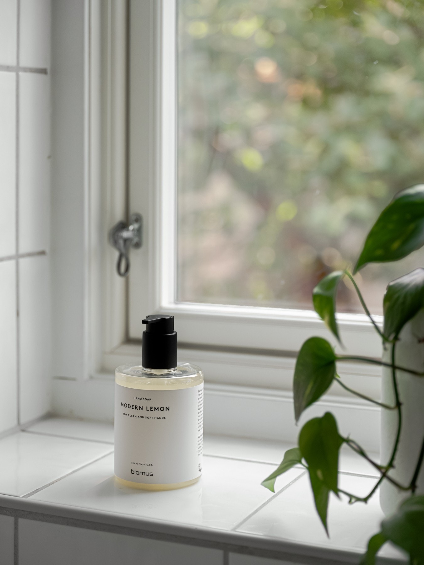 Også her er det en dyp vinduskarm for ekstra lagring. Og hvor deilig er det ikke å ha vindu på badet? Galleribilde