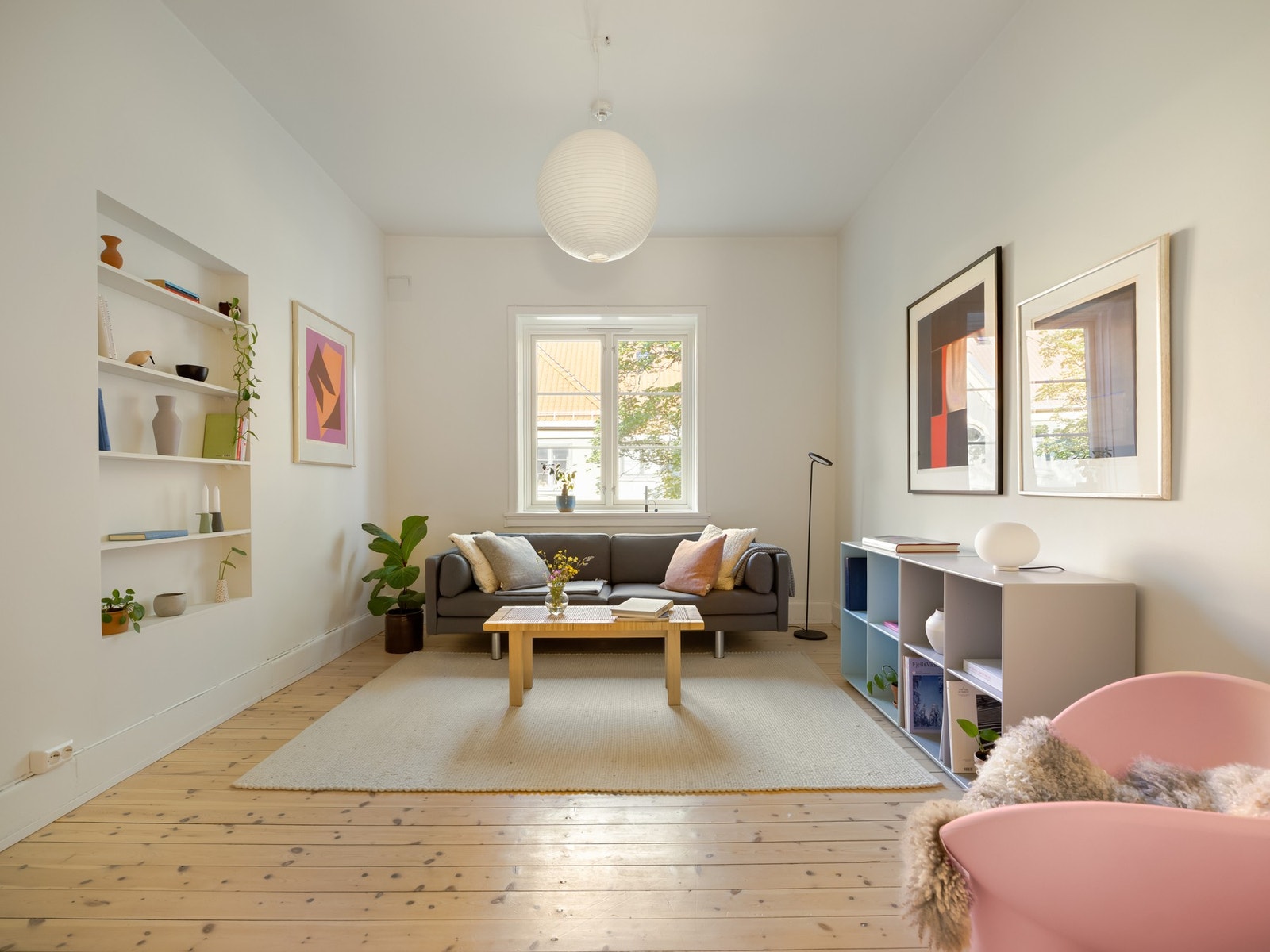 Dette er en nydelig 2-roms selveier, fint beliggende i byggets toppetasje. Planløsningen er både gjennomgående og god, så her er det bare å glede seg. Galleribilde