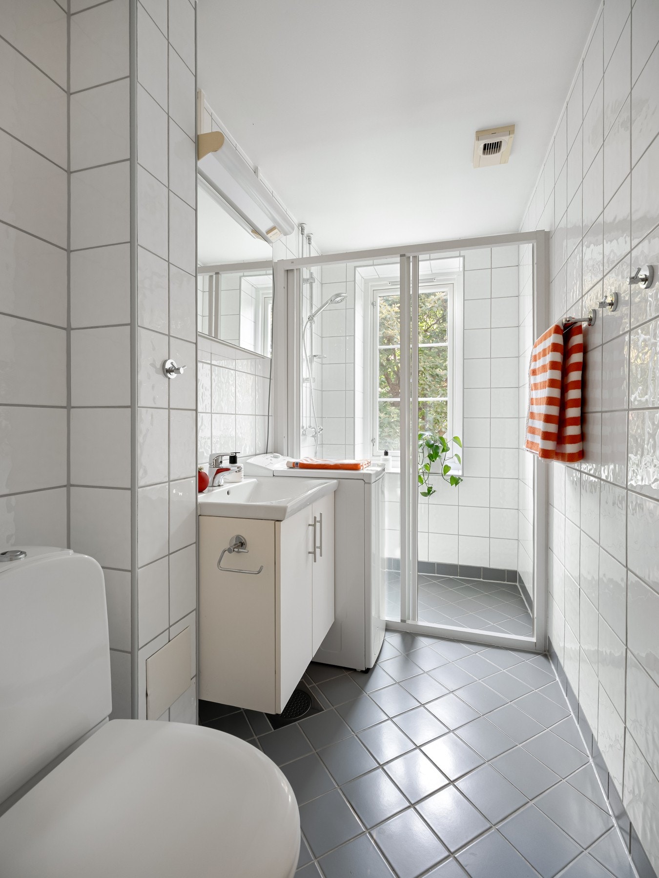 Fra entreen finner vi badet, som ble pusset opp i regi av Kristiania Byggeselskap i 2006. Galleribilde