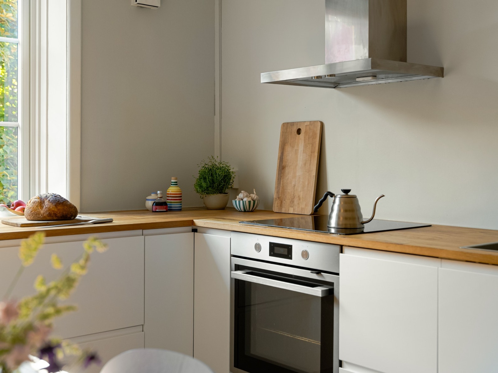 Det er bra med skapplass i underskap og rikelig med benkeplass. Innredningen består av integrert kjøle- og fryseskap, oppvaskmaskin, stekeovn og koketopp. Nevnte hvitevarer følger også med i salget. Galleribilde