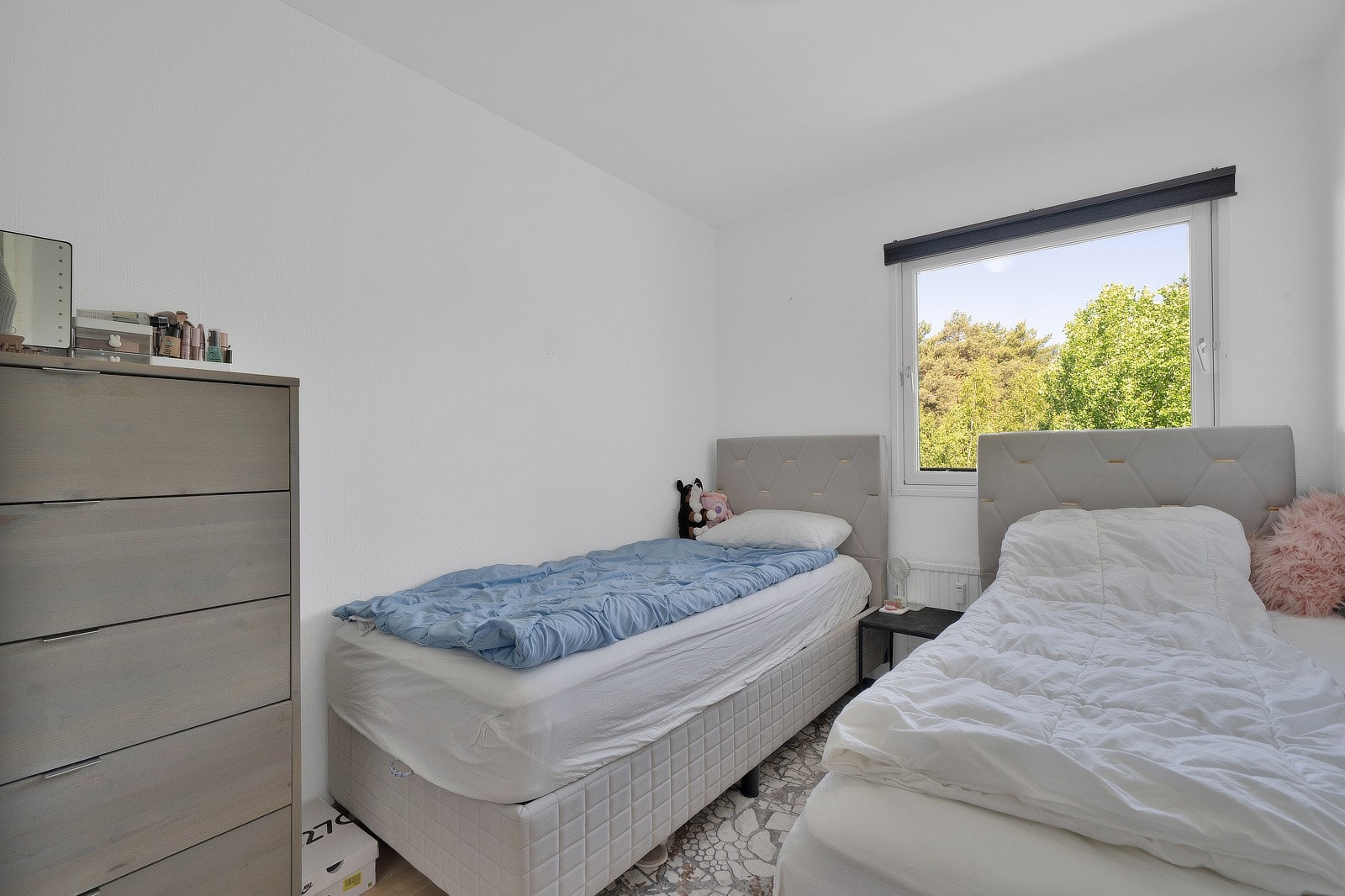 Soverom III - Her har du plass til å innrede med seng med tilhørendenattbord, samt garderobe for oppbevaring av klesartikler. Galleribilde