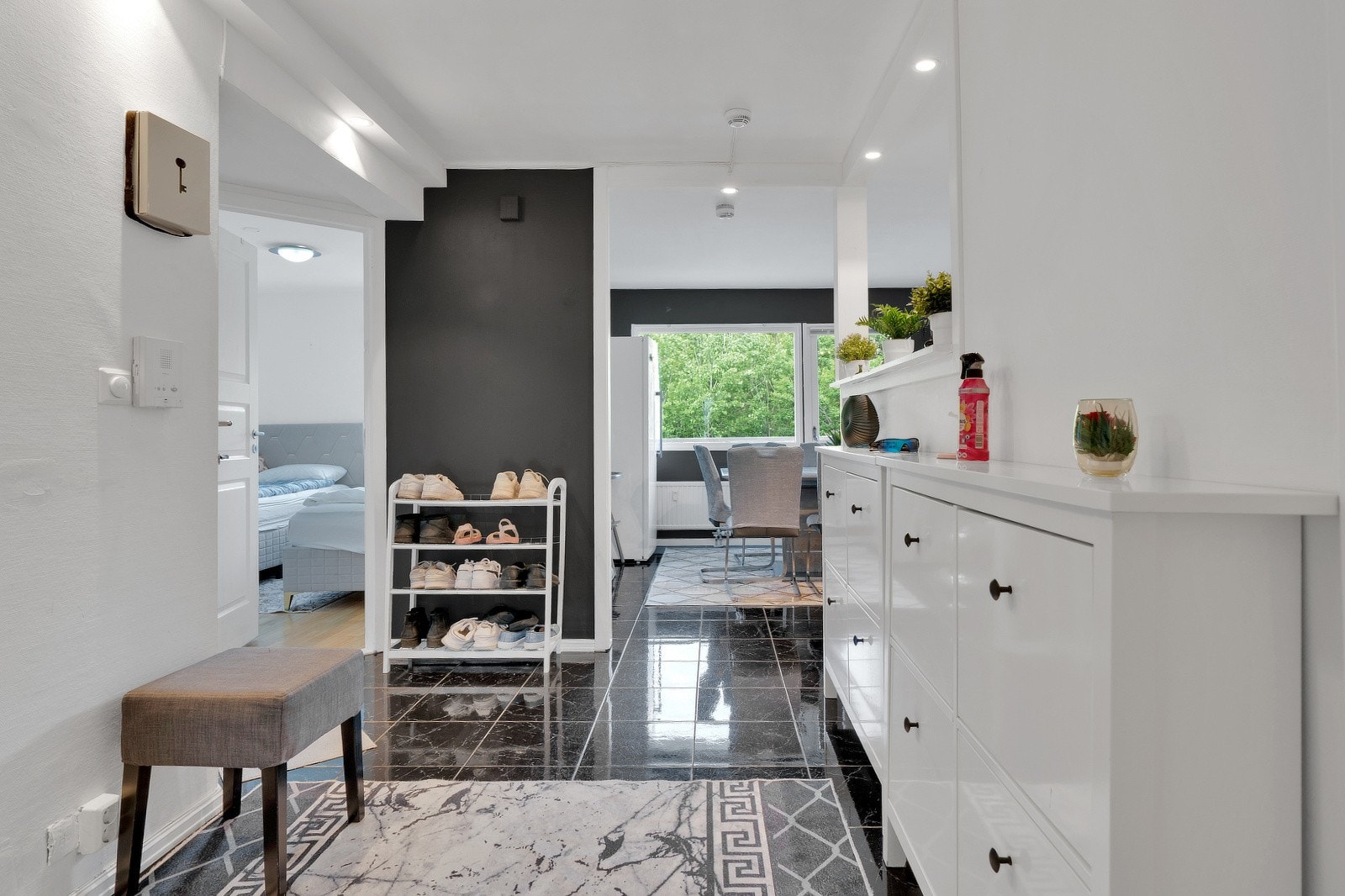 Romslig og innbydende entré som gir deg et moderne førsteinntrykk av boligen. Galleribilde