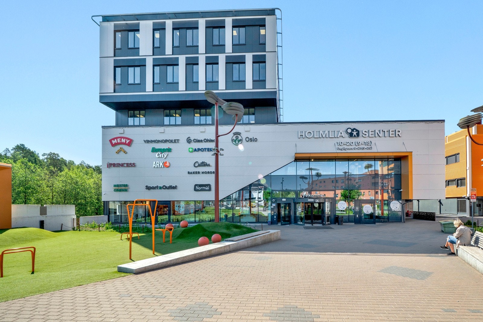 Kort vei til Holmlia Senter, som tilbyr et godt utvalg av butikker, spisesteder, apotek, bibliotek og treningssenter. Galleribilde