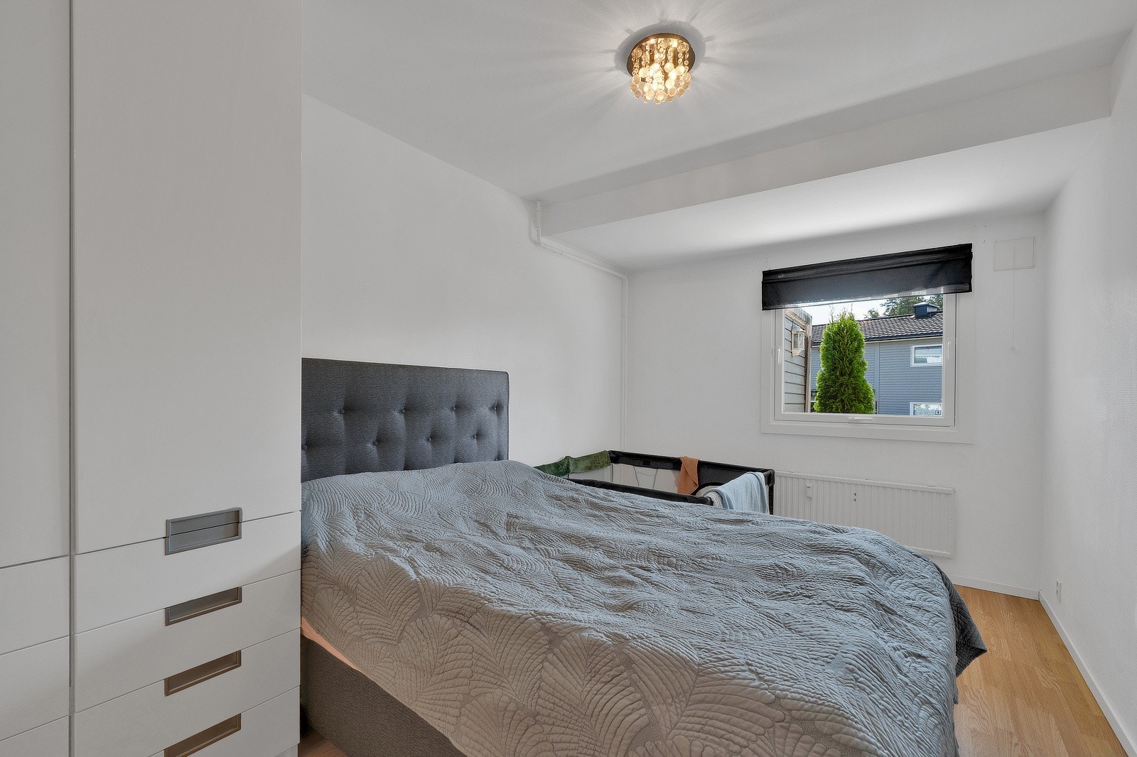 Soverommets vindusflater sørger for godt med lysinnslipp og gjør det enkelt å lufte ut. Galleribilde