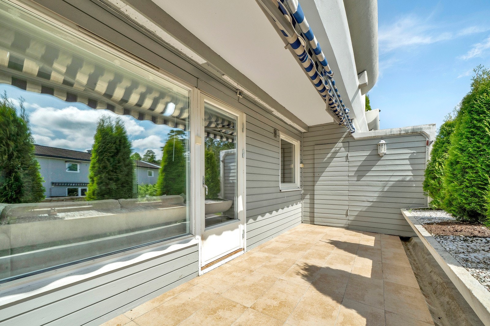 Fra verandaen er det også adkomst til en tilhørende sportsbod på ca. 2,3 m². Boden er oppført i bindingsverk med liggende trekledning og har enkel tredør. Galleribilde