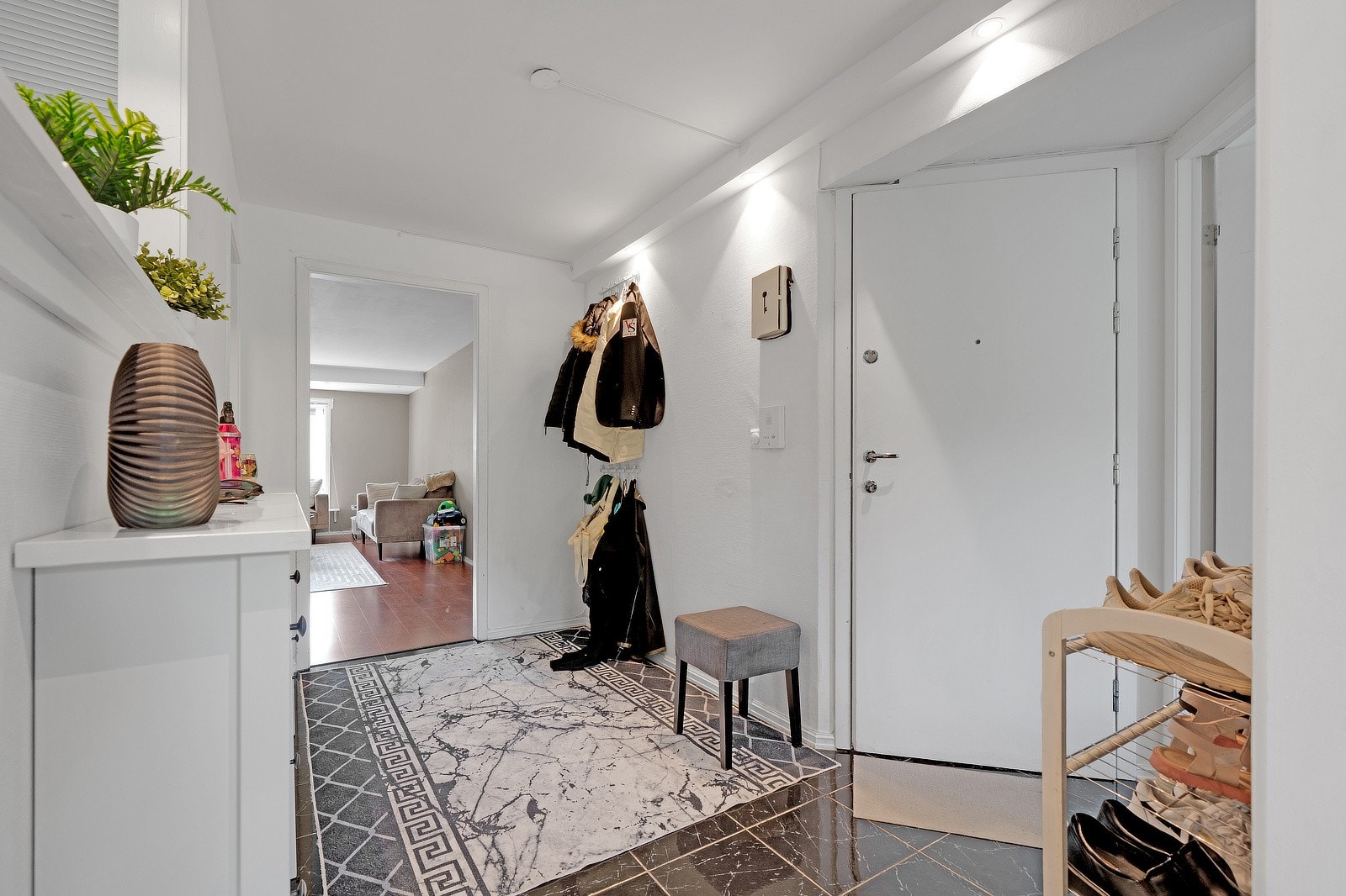 Her har du god plass til oppbevaring av ulike klesartikler. Dørcalling er montert. Galleribilde