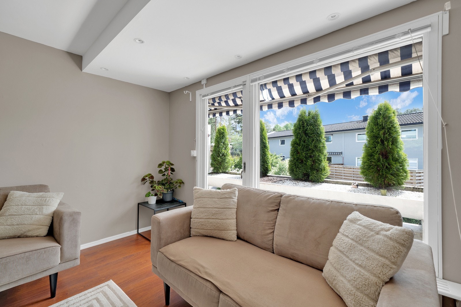 Fra stuen har du direkte tilgang til en herlig veranda på ca. 12m som fungerer som en fin forlengelse av stuen. Galleribilde