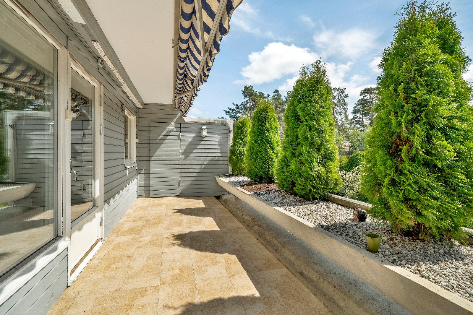 Fra stuen er det utgang til en sydvendt veranda på ca. 12 m², som byr på gode solforhold og hyggelig uteplass med plass til utebøbler, grill, beplantning og annet ønsket interiør. Galleribilde