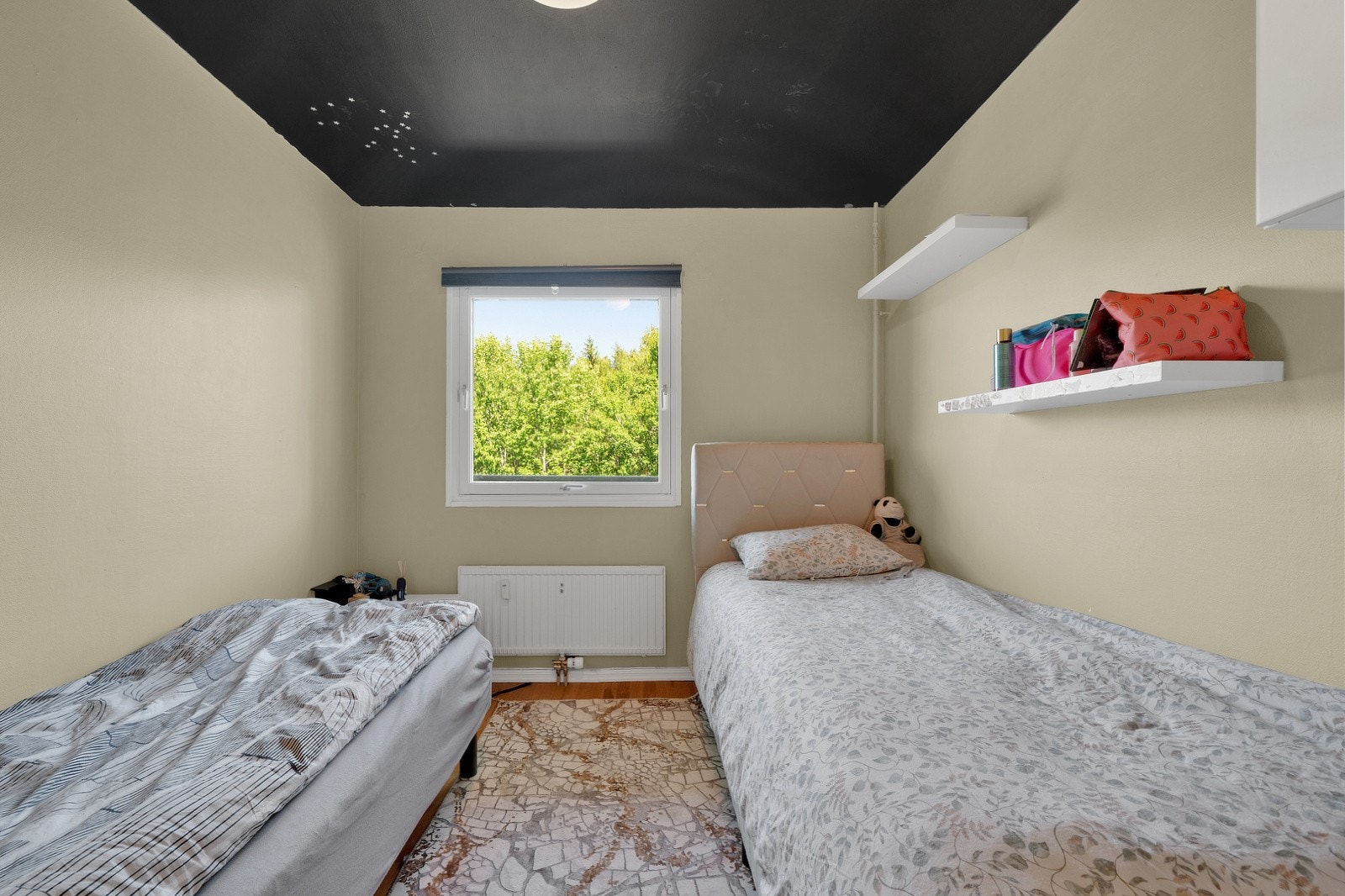 Leilighetens andre soverom er også av god størrelse. Her har du plass til å innrede med seng, tilhørende nattbord og god plass til oppbevaring av klesartikler i garderobeskap. Galleribilde