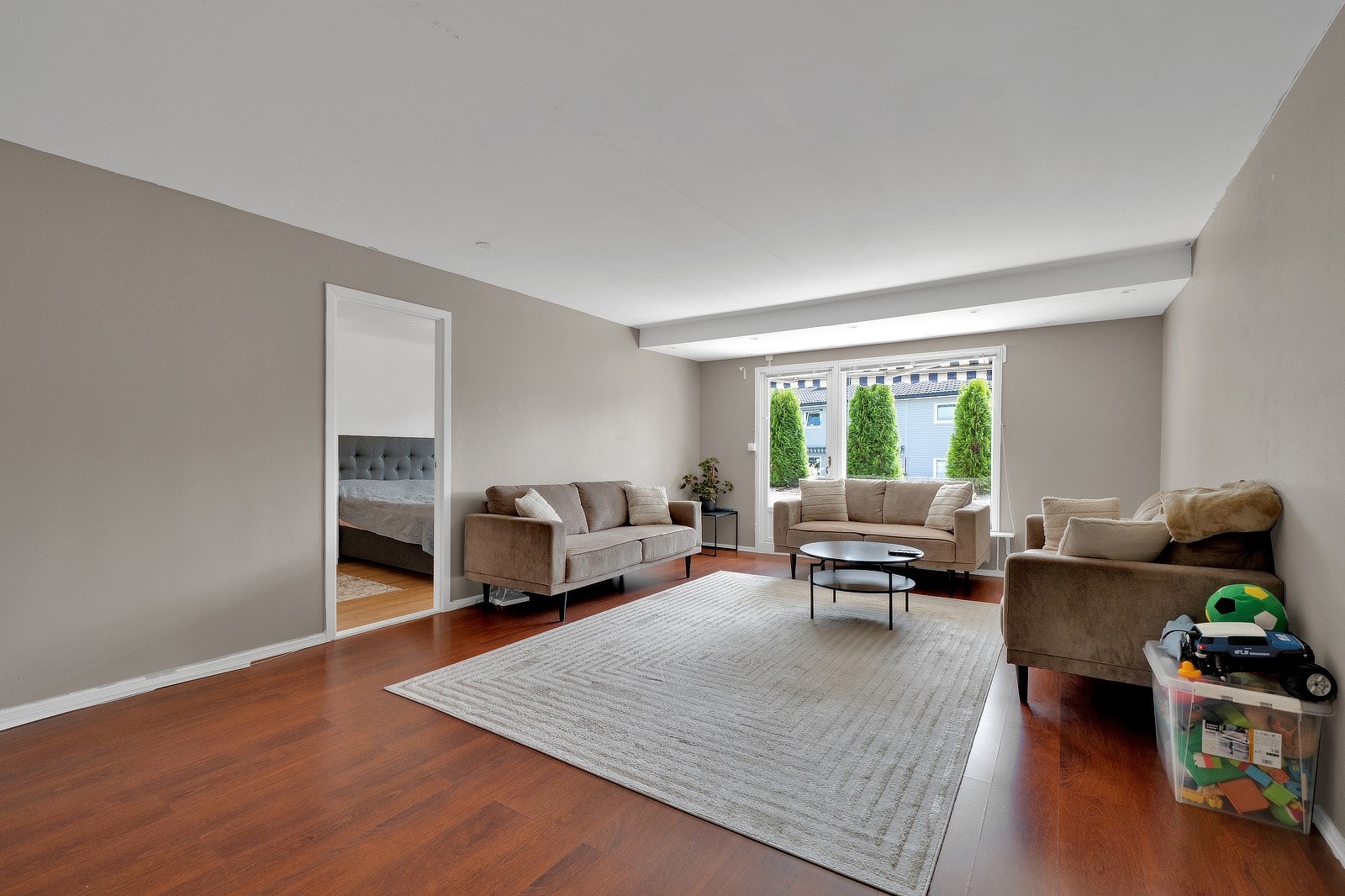 Lys og romslig stue med gode innredningsmuligheter. Galleribilde