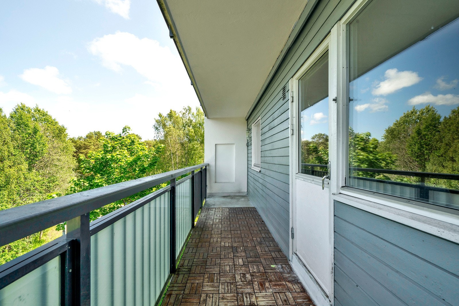 Her har du plass til å innrede med utemøbler, grill, grønn beplantning, samt annet ønsket interiør. Galleribilde