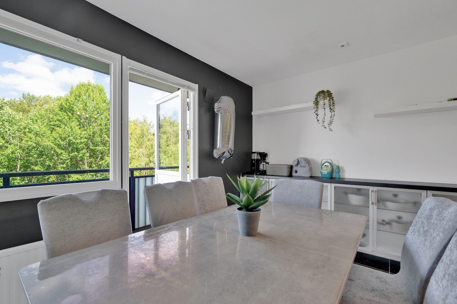 Fra kjøkkenet har du utgang til en herlig nordvendt balkong på ca. 9 m². Galleribilde