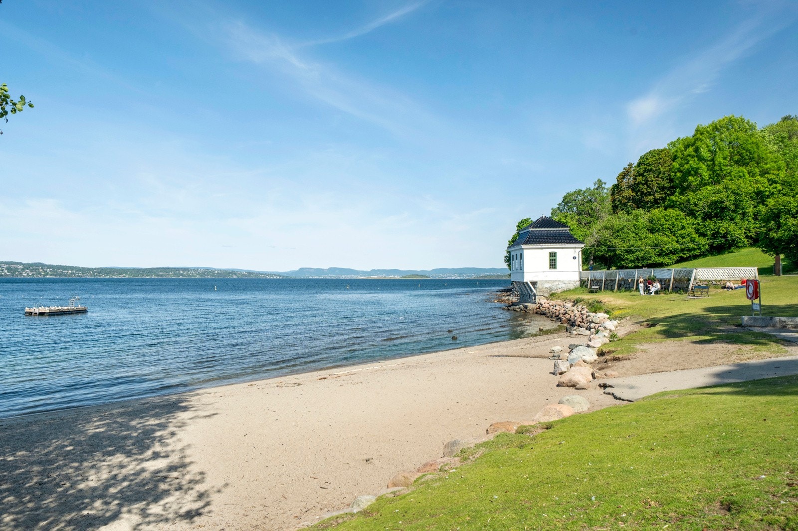 Kort vei til Hvervenbukta som byr på flotte badeplasser, svaberg og god stemning for både store og små. Galleribilde